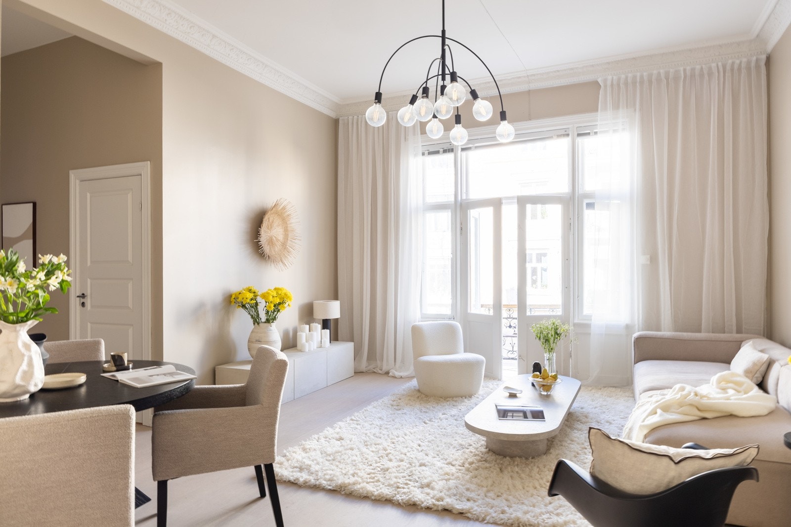 Dette er leilighetens naturlige samlingspunkt på grunn av den funksjonelle planløsningen, hvor man enkelt kan dele inn i ulike soner. Galleribilde