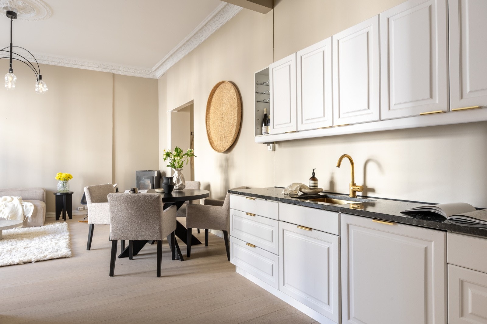 Stuen og kjøkkenet ligger i en åpen løsning. Galleribilde