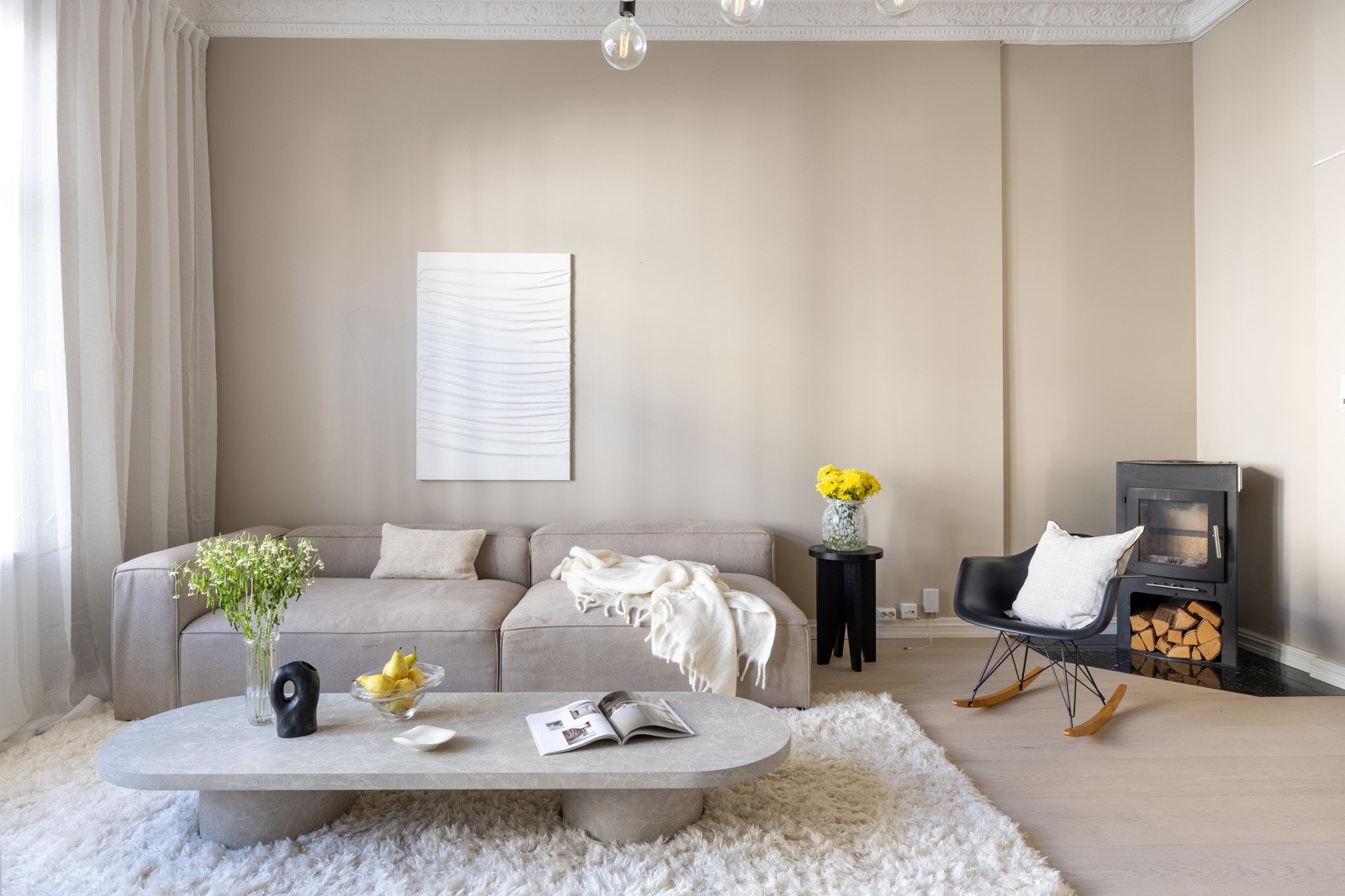 Rett og slett et herlig oppholdsrom hvor alt ligger til rette for både avslapping, men også underholdning. Galleribilde