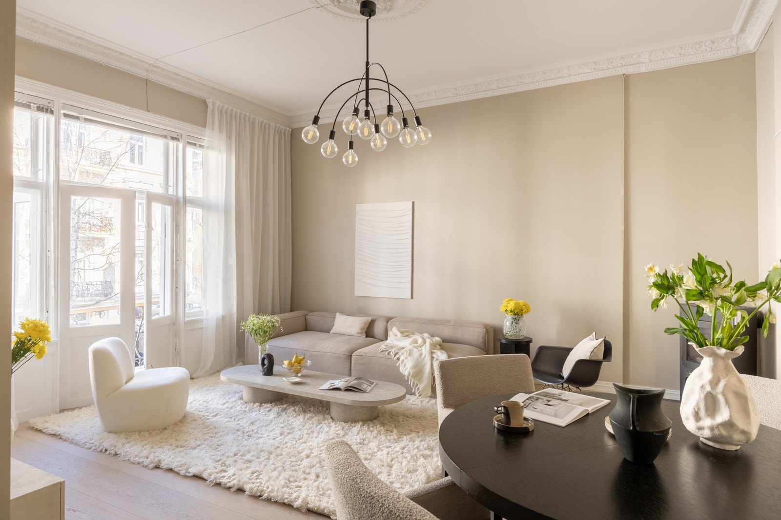 Lys og lekker stue med store vindusflater som slipper inn mengder med naturlig dagslys. Galleribilde