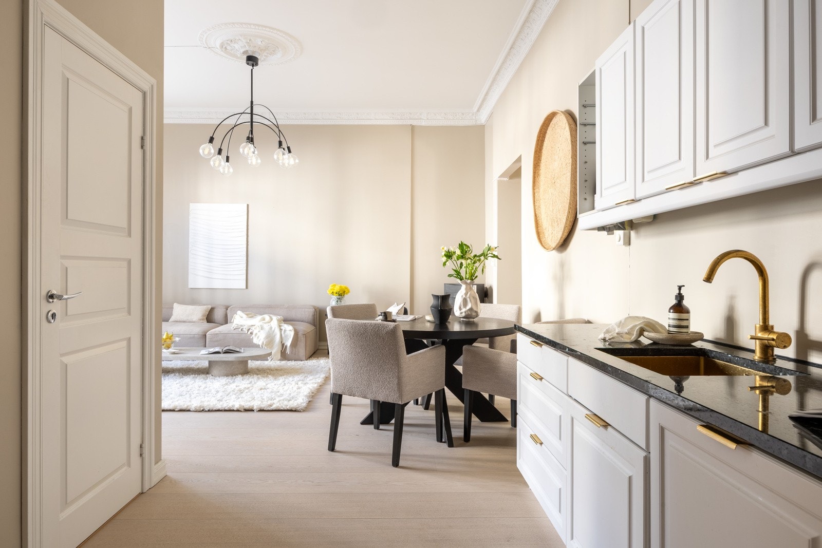 er fra en unik vulkansk stein som bare forekommer på østlandet i Norge. Kjøkkenfrontene er fra Proform. Galleribilde