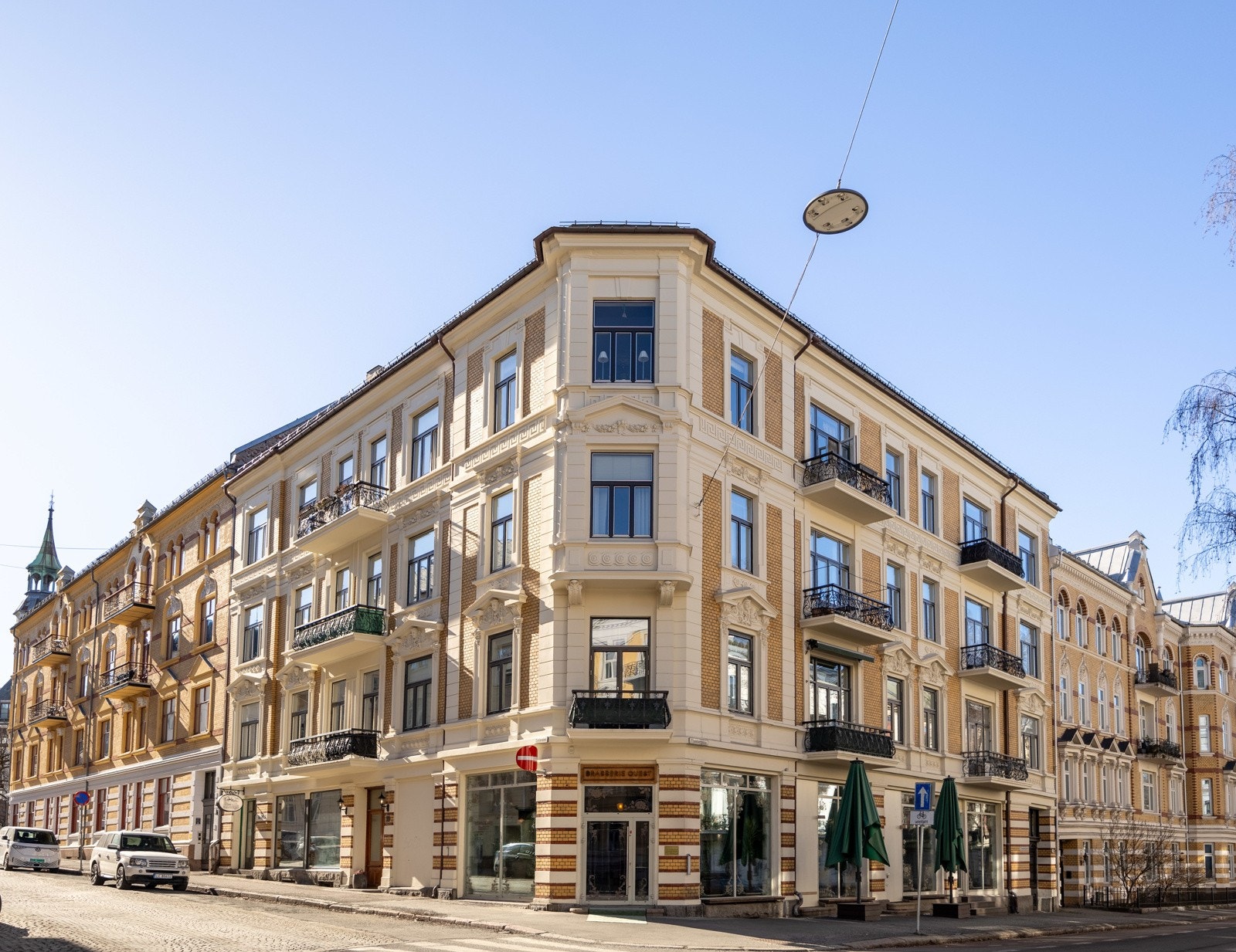 Elisenbergveien er enveiskjørt, og er en flott og representabel gate på Frogner. Galleribilde