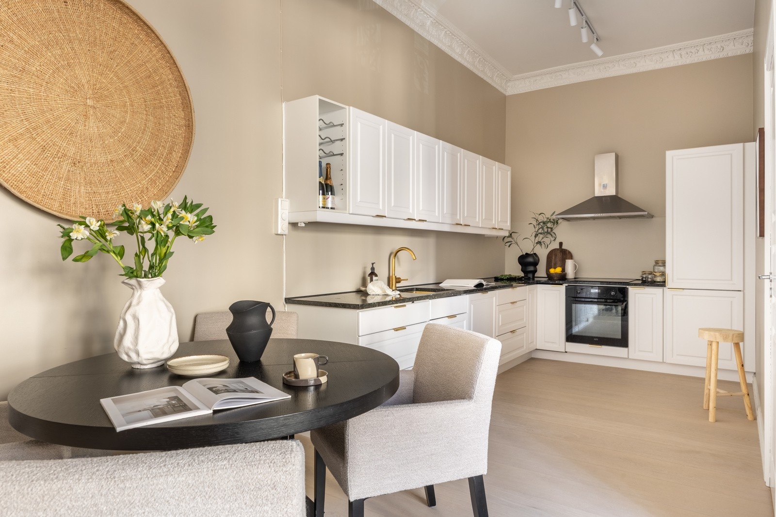 Lekkert kjøkken med tidsmessig innredning. Galleribilde