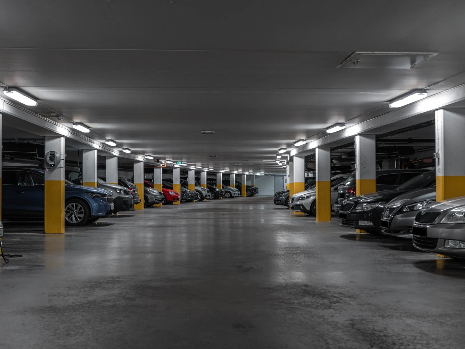 Det medfølger en privat parkeringsplass med ladepunkt for elbil i oppvarmet garasjeanlegg. Galleribilde