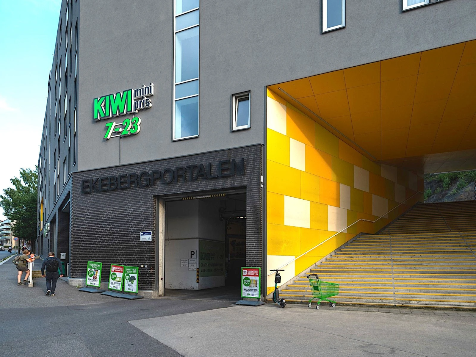 Det er flere dagligvarebutikker i nærheten, slik som Kiwi i Konows gate. Galleribilde