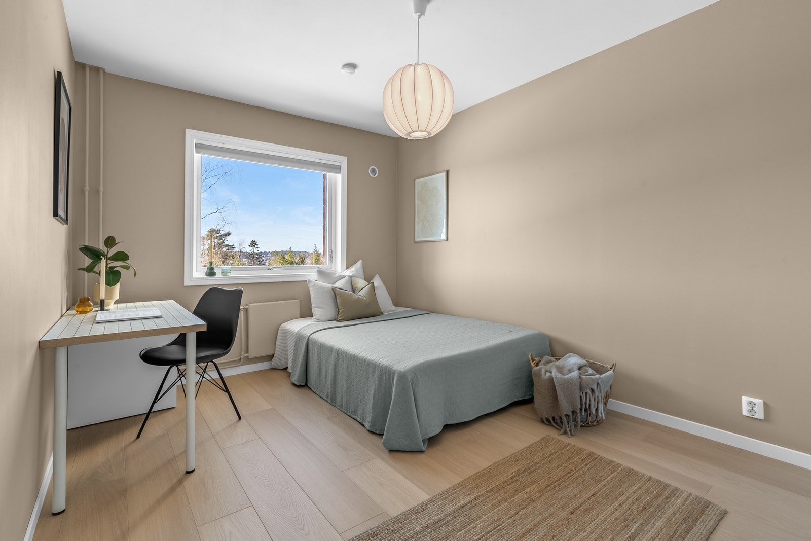 Soverom II er også av god størrelse med plass til kontorpult, seng og garderobeløsning. Galleribilde