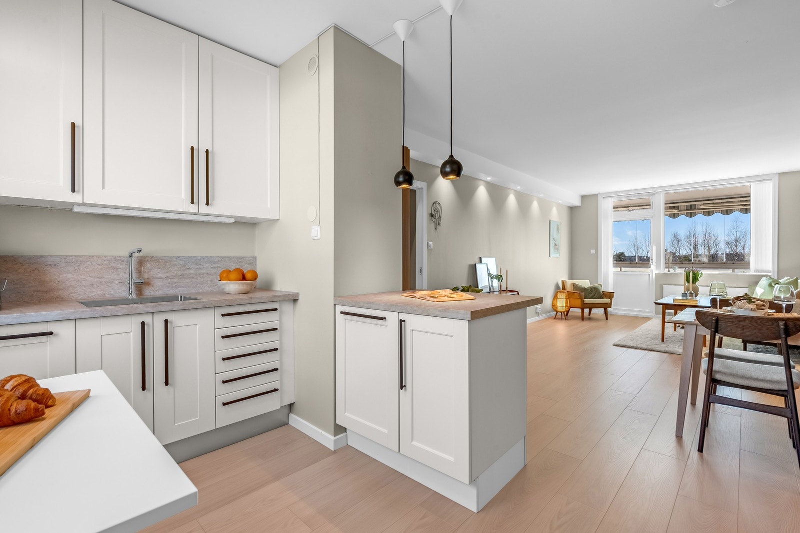 Innredningen er lys og moderne med profilerte hvite fronter og har godt med skap- og benkeplass. Galleribilde