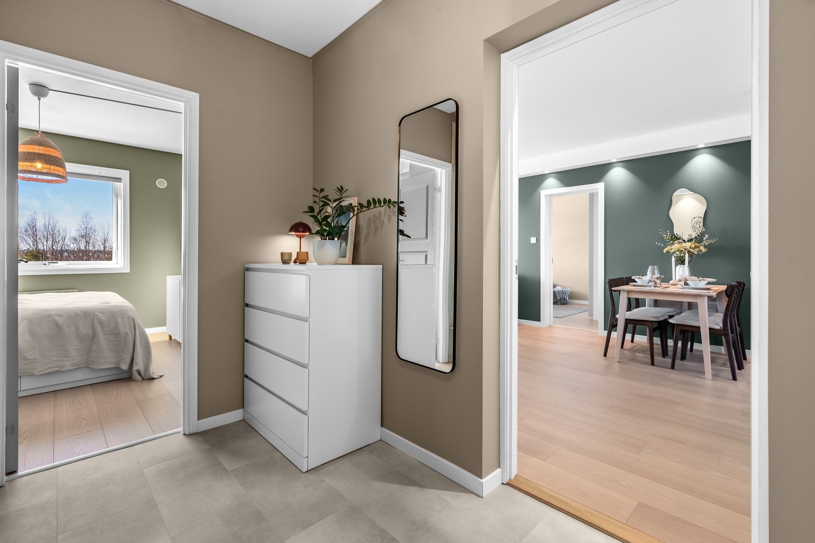 Entreen gir et godt førstemøte med leiligheten, og med en trendy beigefarge på slette vegger, listefrie overganger til tak, og pent vinylgulv fra 2023. Galleribilde