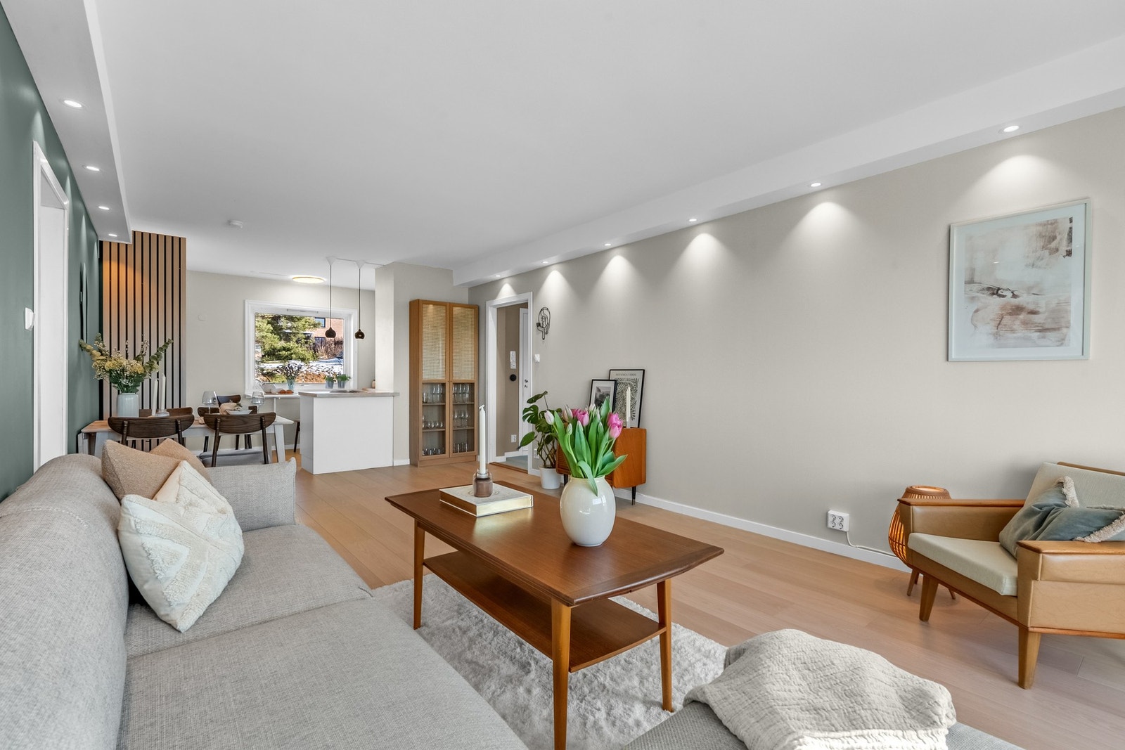 Den gjennomgående planløsningen gir fine lysforhold fra to sider. Galleribilde