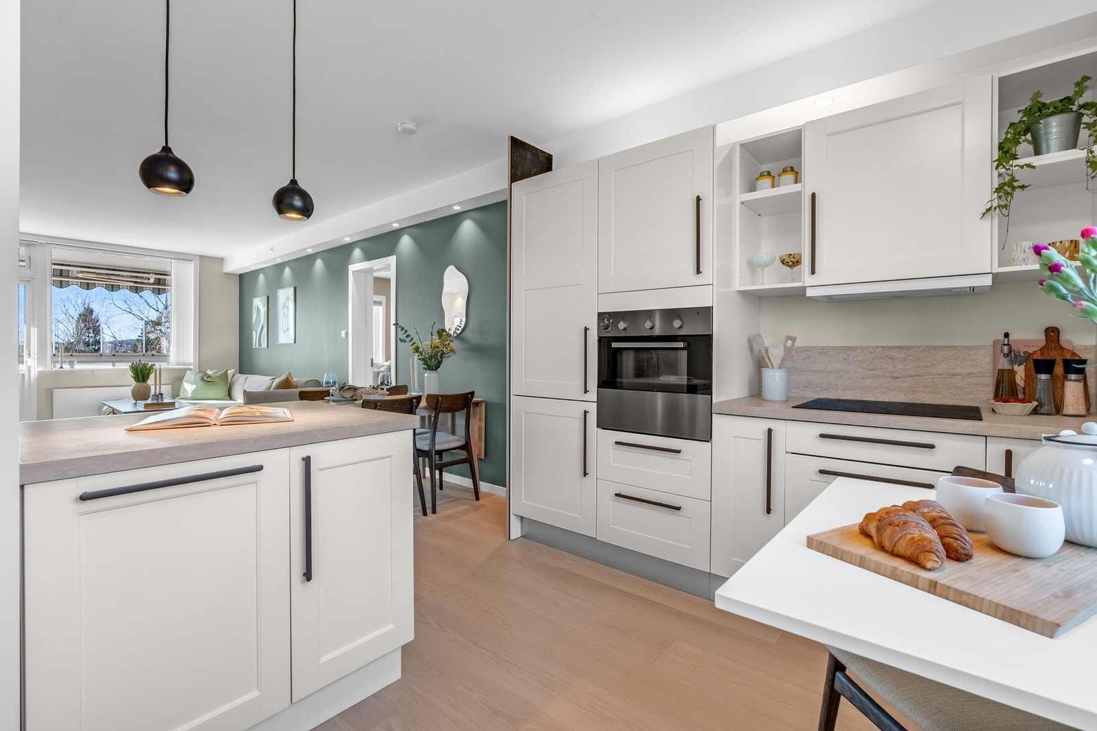 Under overskap er det benkebelysning og kjøkkenvifte med kullfilter. Galleribilde