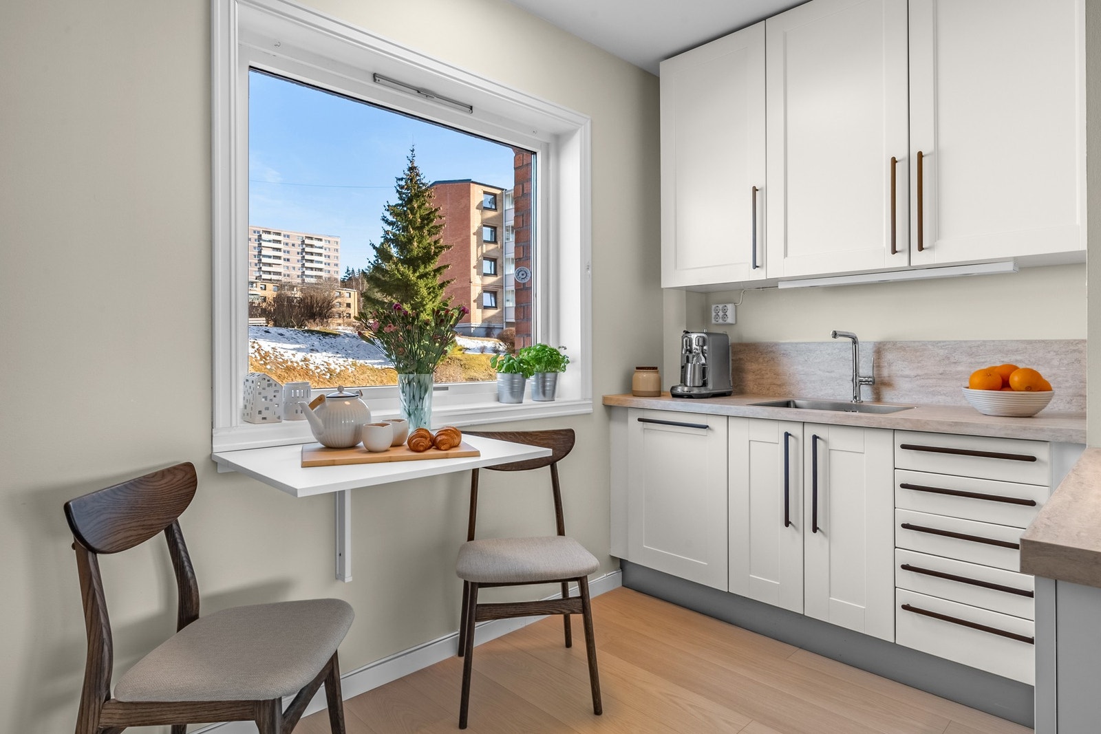 Integrerte hvitevarer som induksjonsplatetopp, stekeovn, oppvaskmaskin (45 cm) og kjøle/fryseskap. Galleribilde