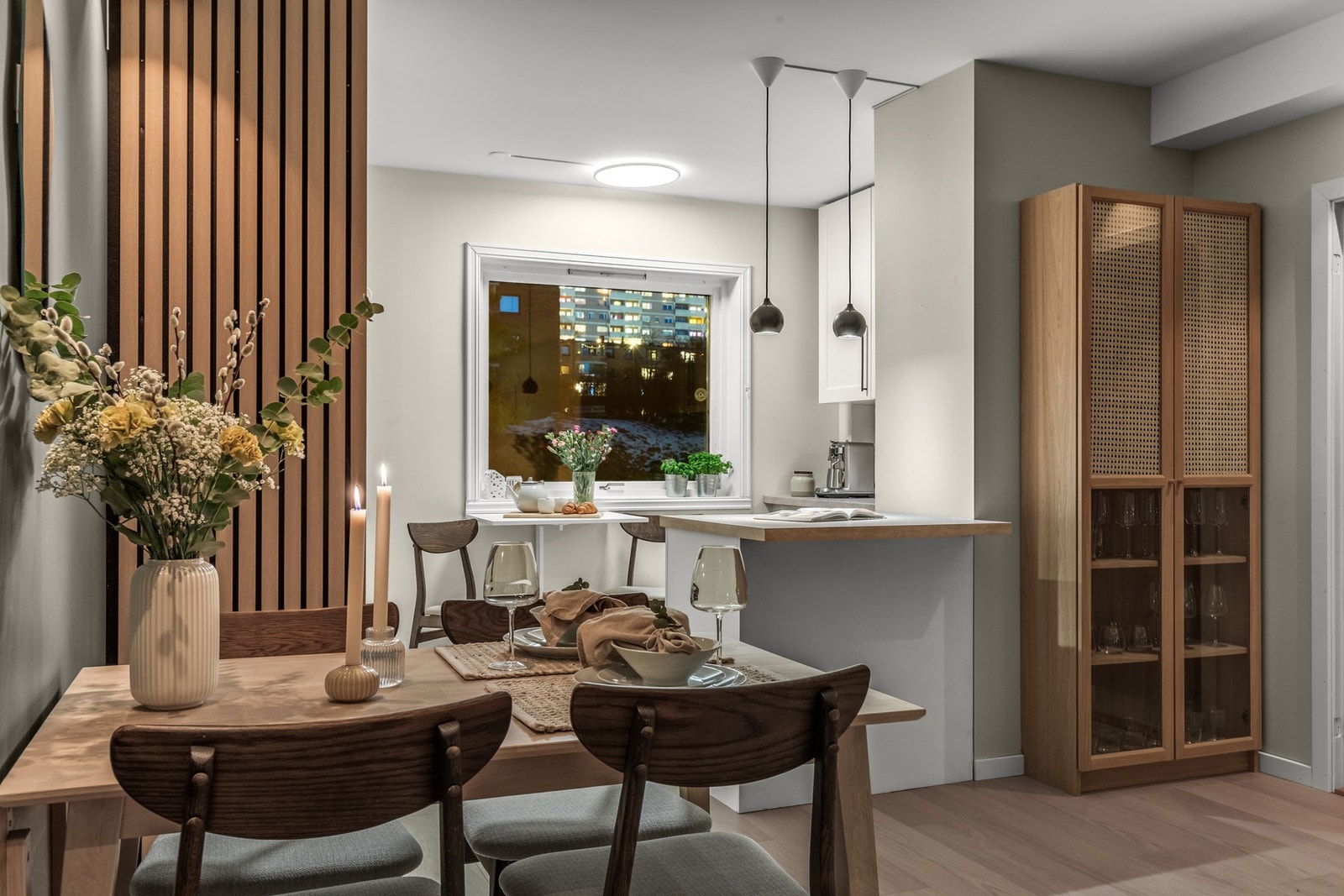 Kjøkkenet danner en egen sone, med hjelp av spilevegg som igjen lager en naturlig spisesone. Galleribilde