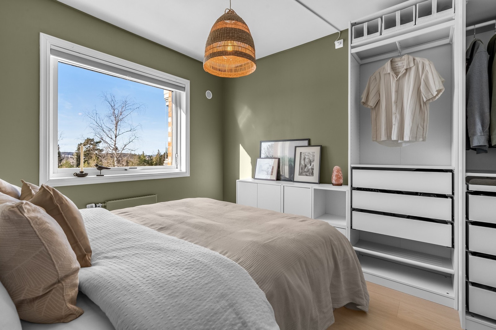 Her har du gode garderobeløsninger på hver side for oppbevaring av klær. Galleribilde