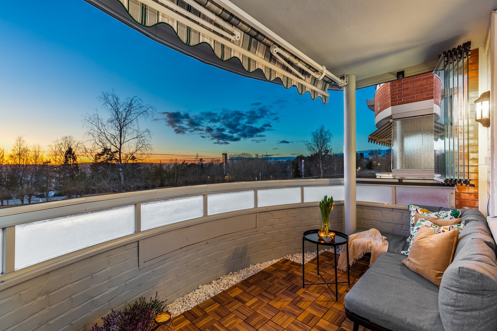 Fra stuen har du utgang til en vestvendt innglasset balkong på 9 kvm. Galleribilde