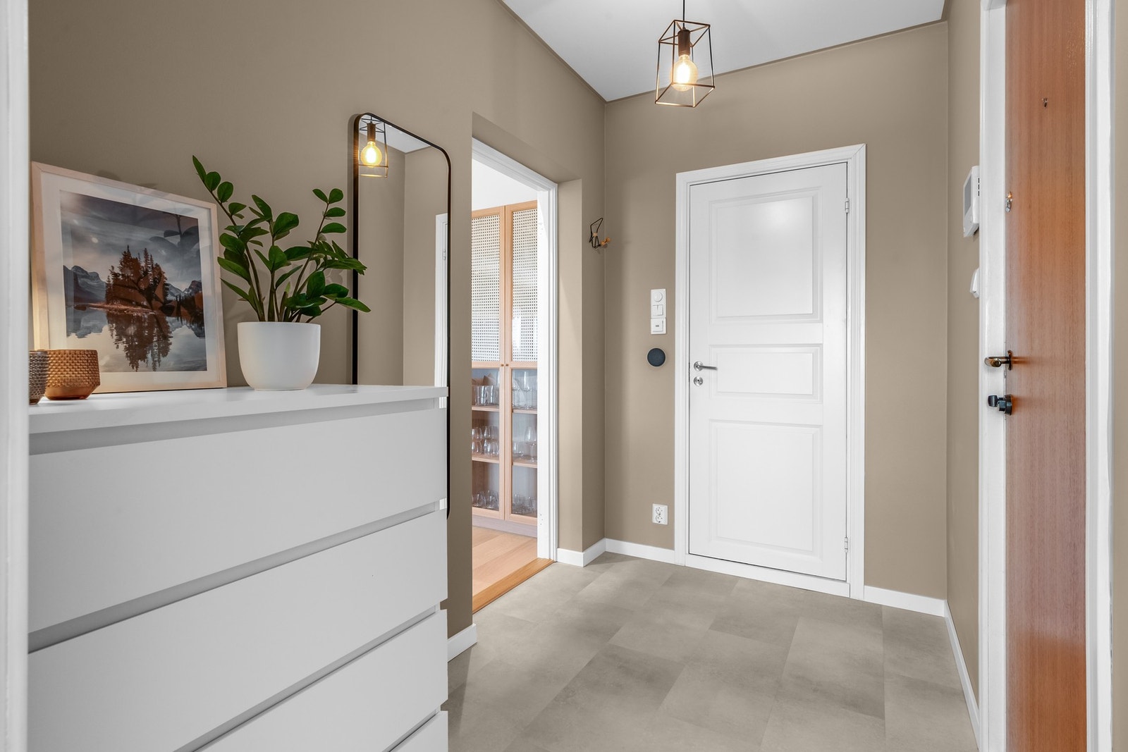 Mellom hovedsoverommet og inngangsdøren er det et plassbygd skap som gir praktisk oppbevaring av ytterklær. Det er også plass til en kommode eller annen oppbevaring om ønskelig. Galleribilde