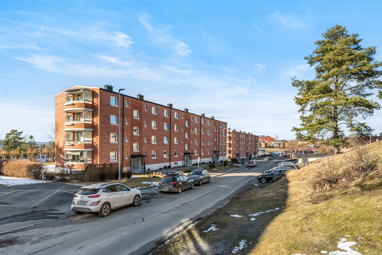 Borettslaget leier ut p-plasser som fordeles etter venteliste, og garasje etter ansiennitet. Ellers er det gratis å parkere i gatene. Galleribilde