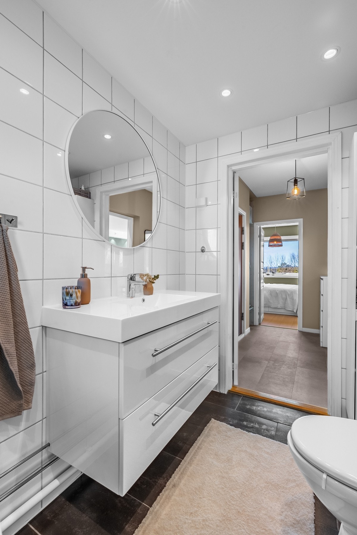 Det er termostatstyrte varmekabler på gulv og opplegg for vaskemaskin. Galleribilde