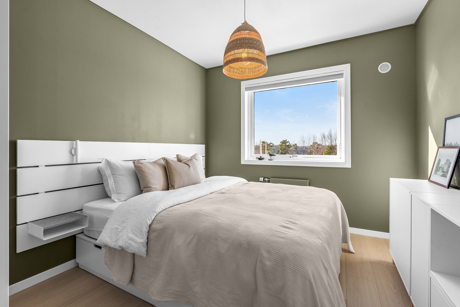 Leiligheten har to soverom som er godt plassert i hver sin ende. Hovedsoverommet er av god størrelse med plass til dobbeltseng og nattbord. Galleribilde