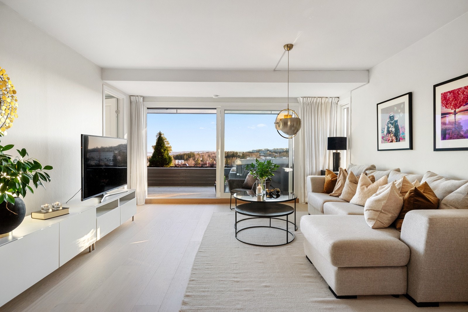 Leiligheten har en svært romslig stue som ligger i eget rom Galleribilde