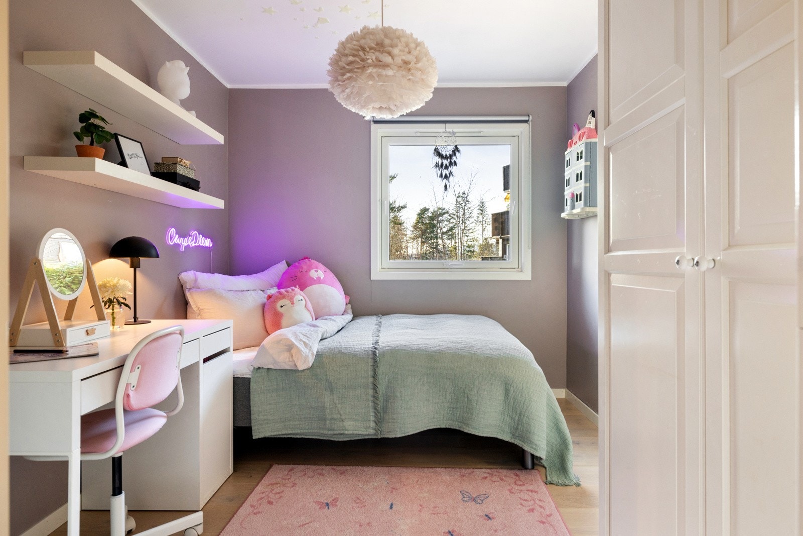 Soverom II har god størrelse og plass til seng, skrivebord og garderobe Galleribilde