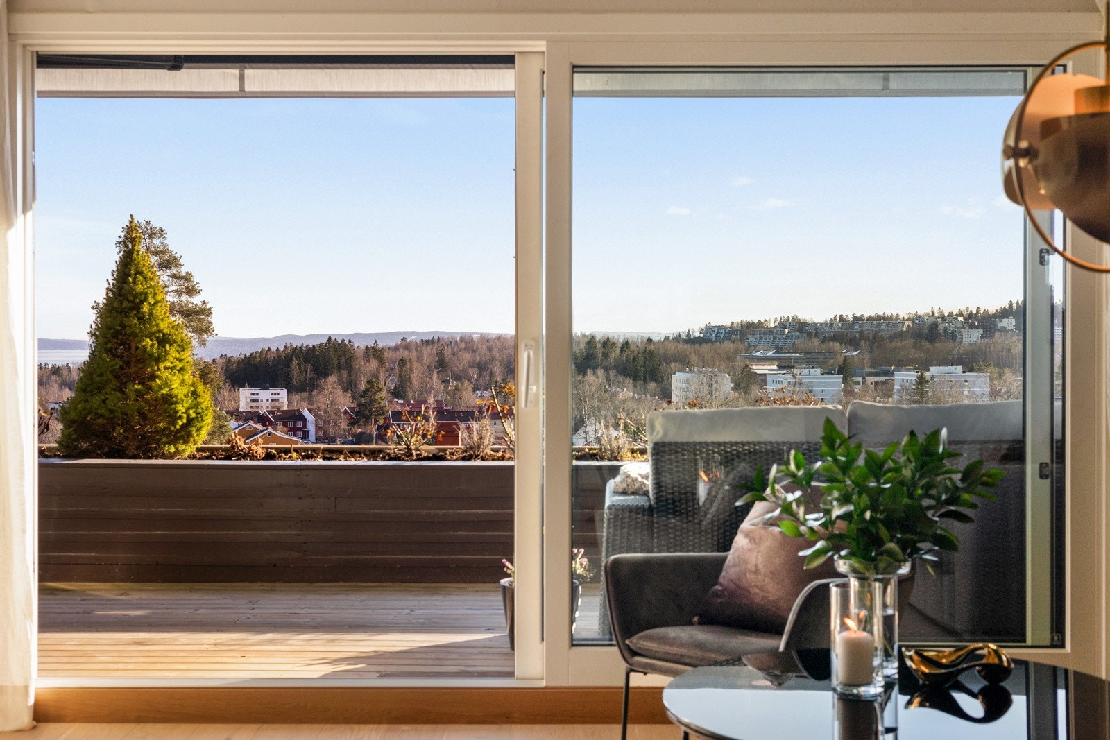 Et innbydende allrom med store vindusflater som slipper inn rikelig med naturlig lys Galleribilde