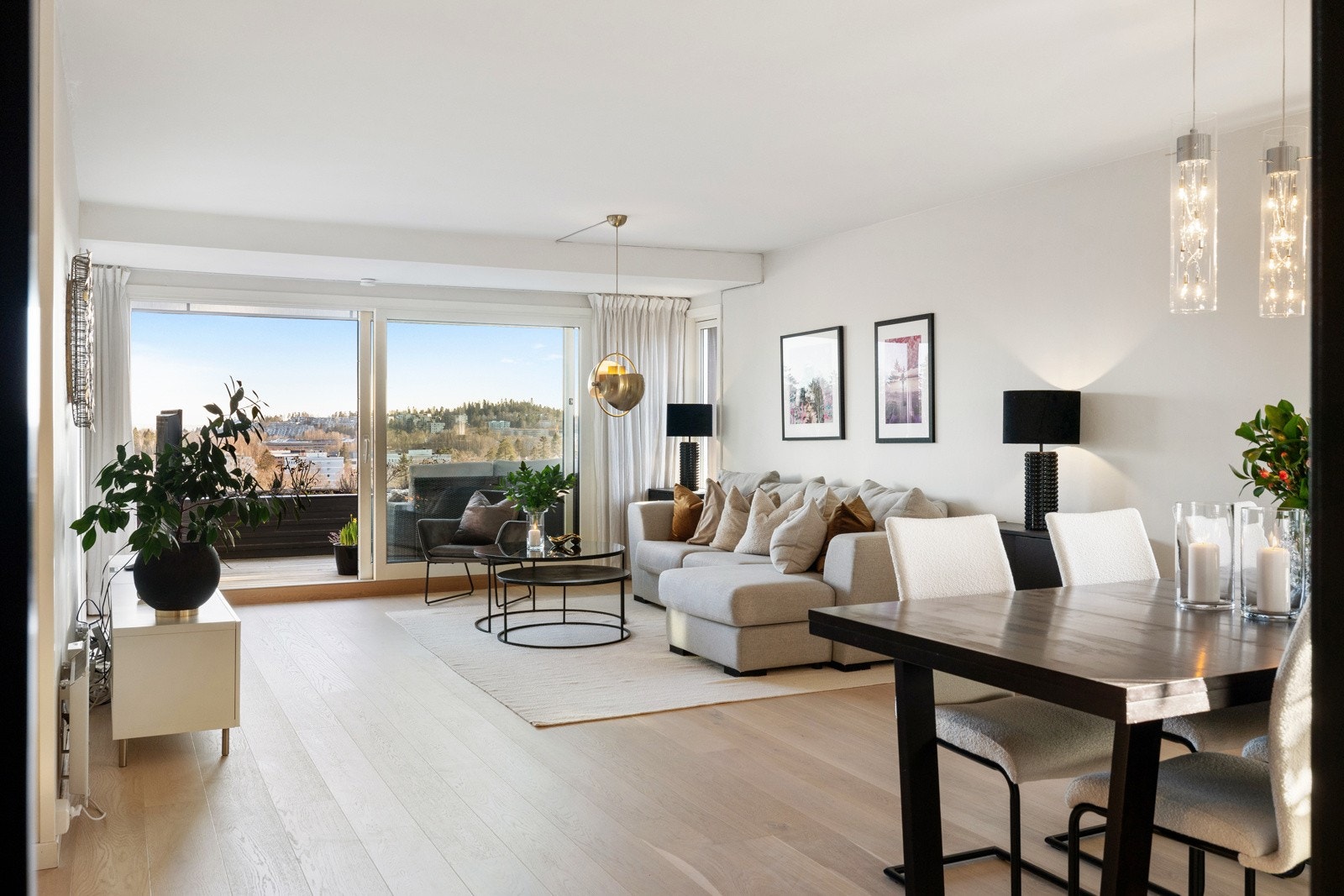 Her er det god plass til en stor sofagruppe med tilhørende møblement og et stort spisebord Galleribilde