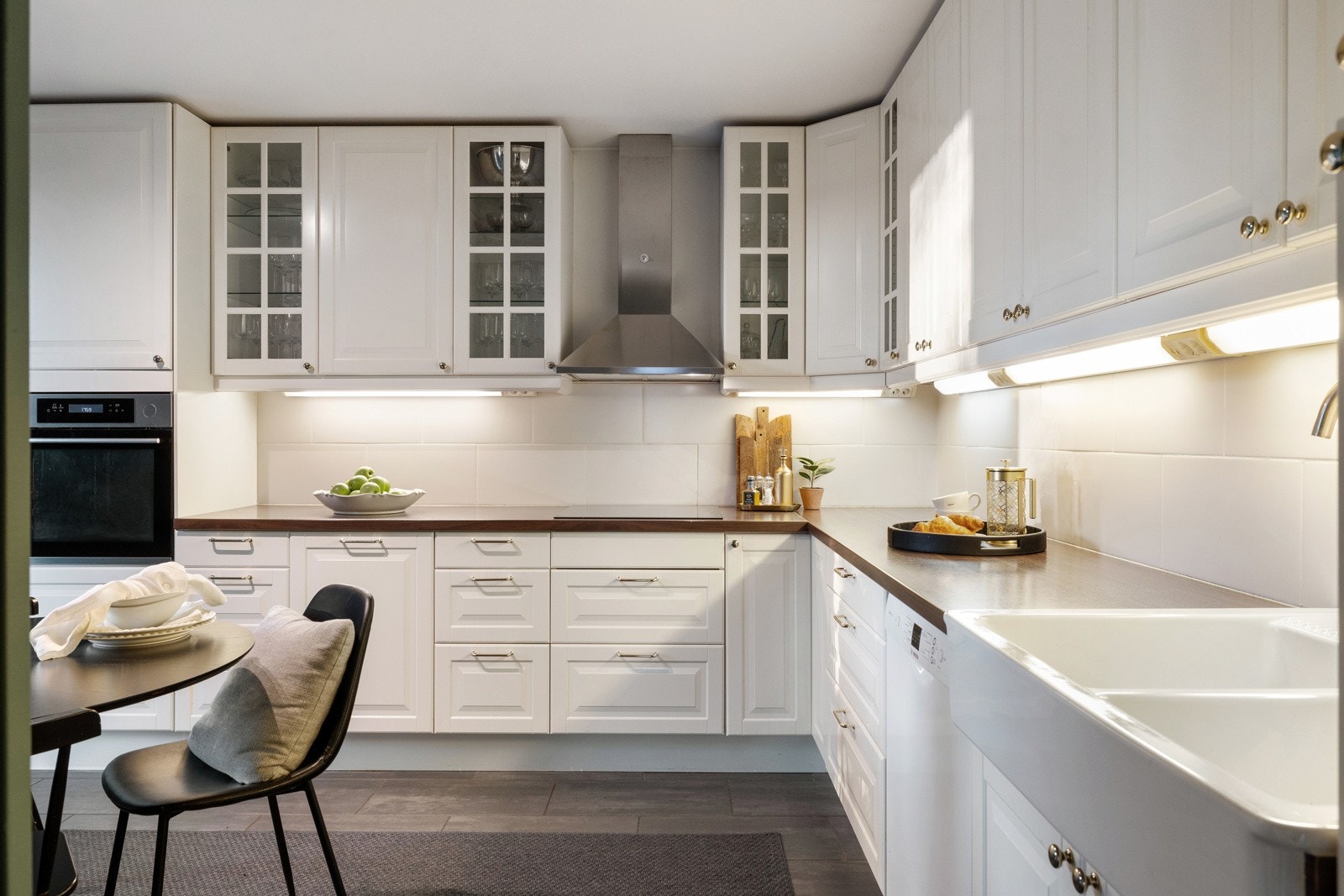 Leiligheten har et romslig spisekjøkken med adkomst til terrasse Galleribilde