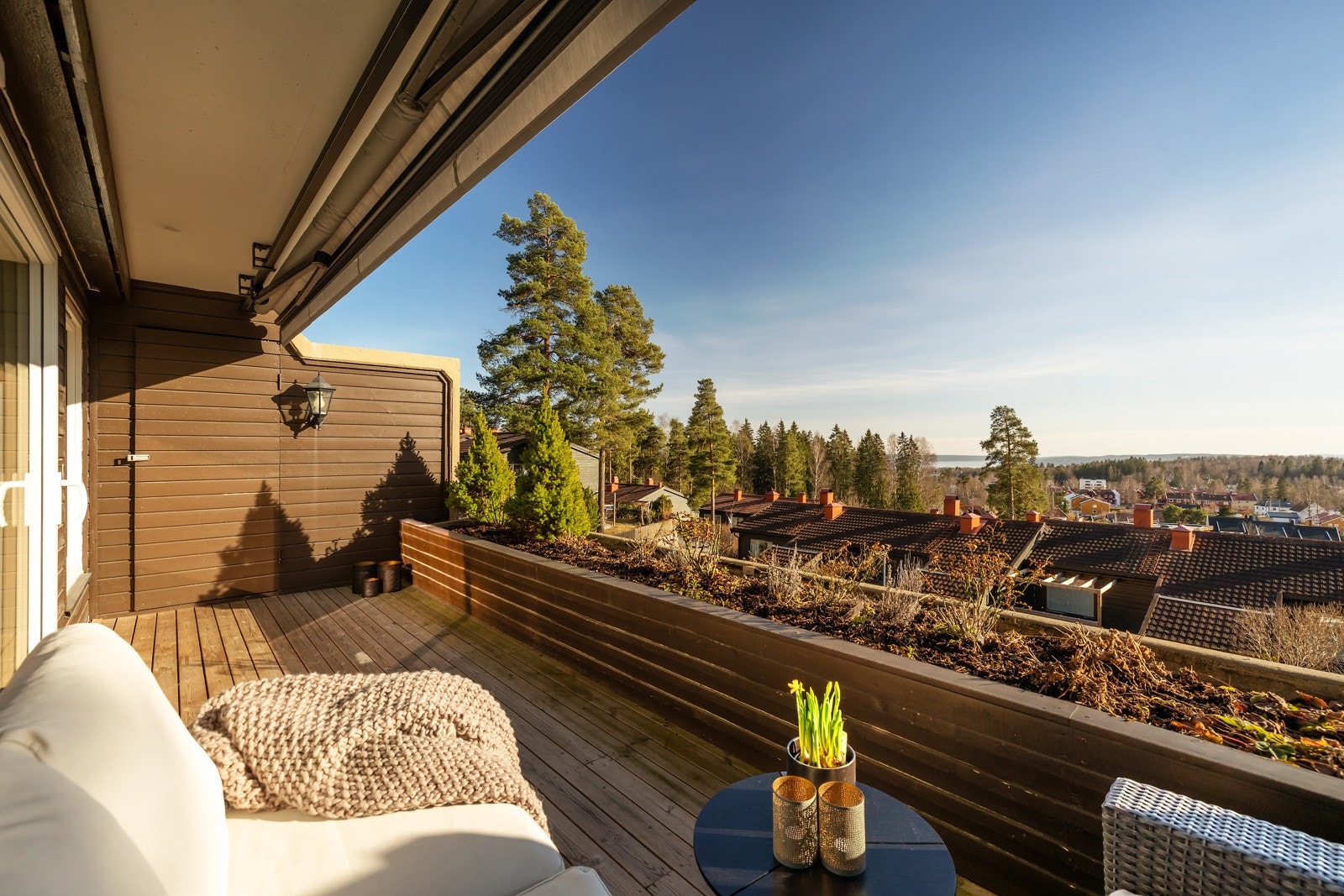 Terrassen er ca. 12 kvm og har god plass til utemøblement og grill, en herlig forlengelse av stuen i sommerhalvåret Galleribilde