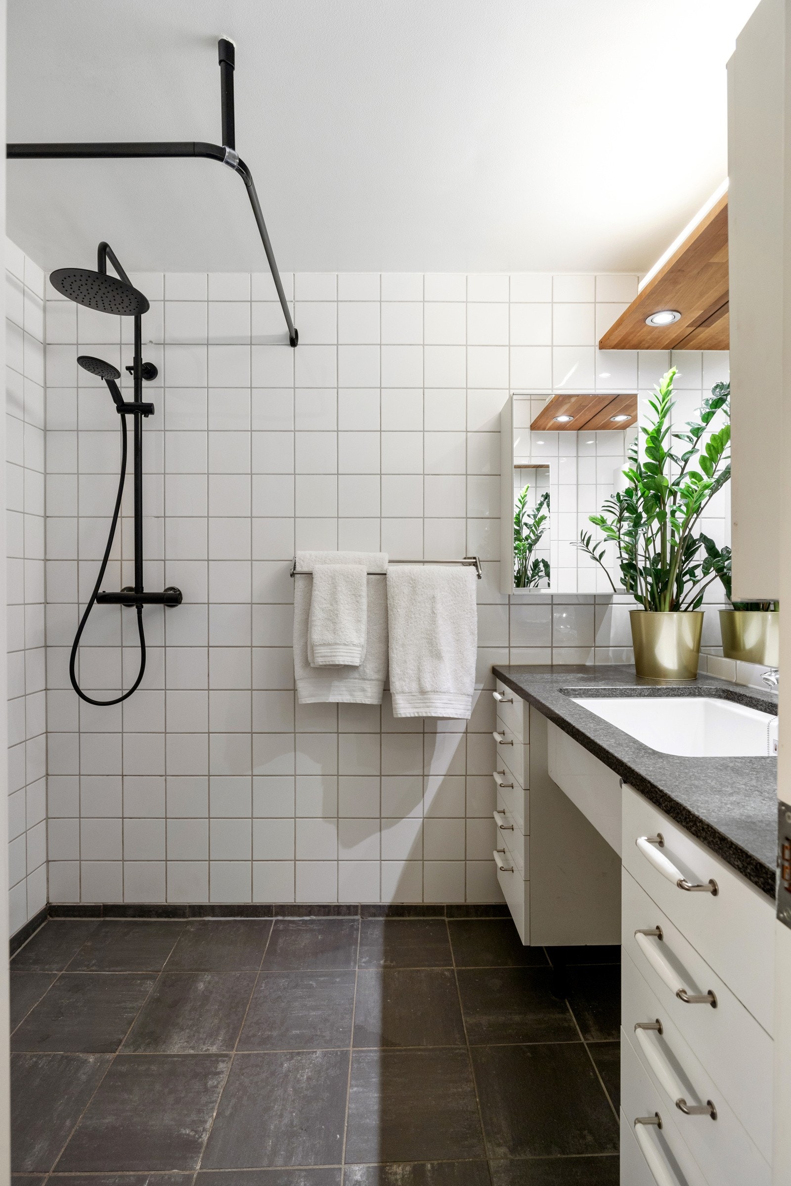 Innerste sonen på baderommet har dusjhjørnet med både regnfalls- og håndholdt dusj Galleribilde