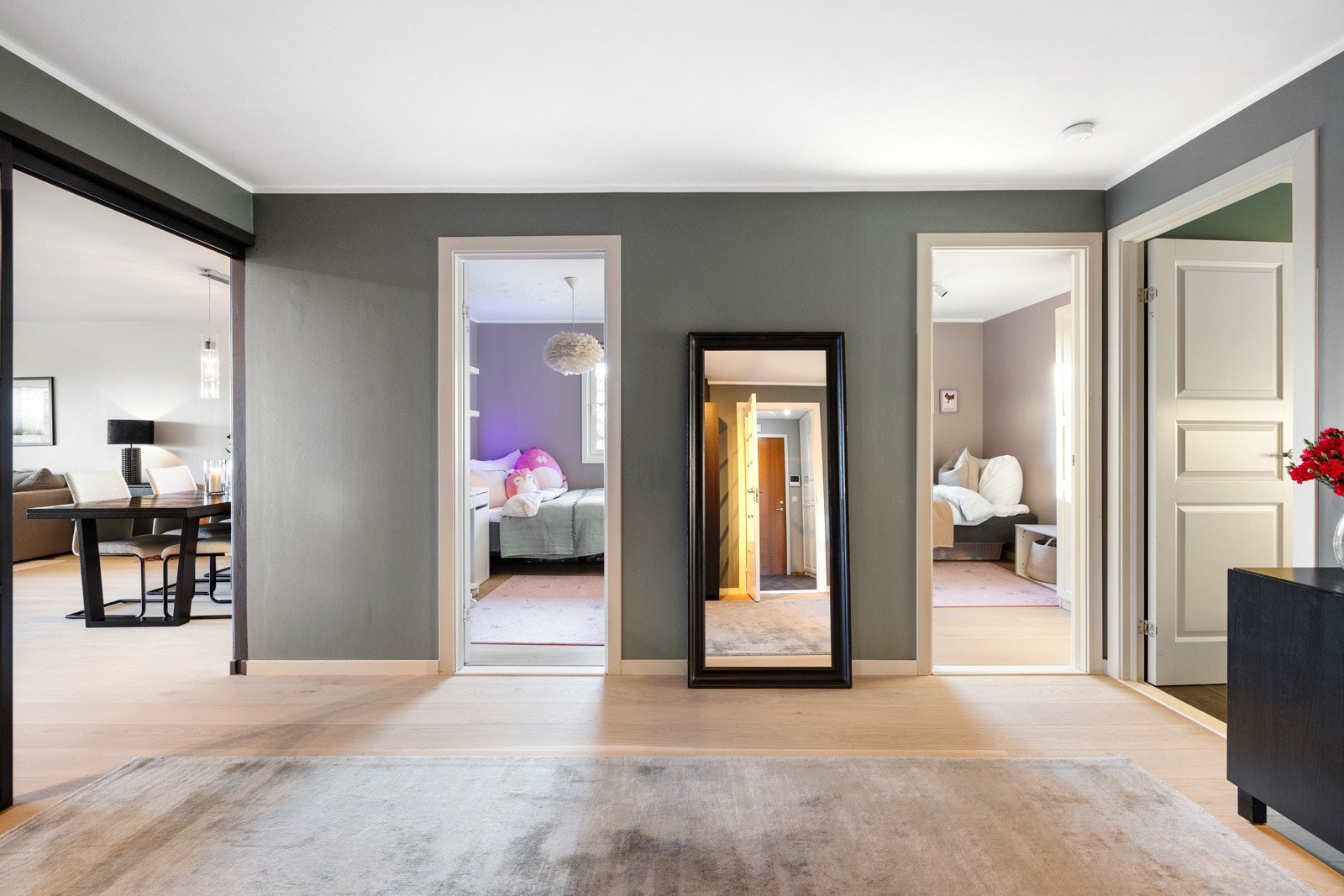 Ytterligere oppbevaringsplass finnes i en innvendig bod, med adkomst fra entreen Galleribilde