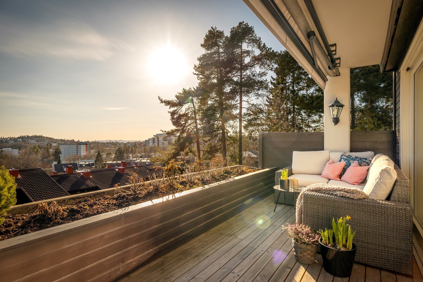 Terrassen er sydvendt og har sol fra morgen til formiddag Galleribilde