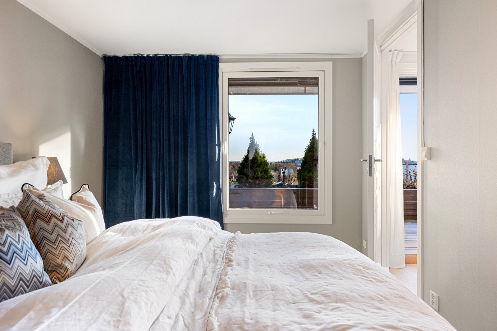 Hovedsoverommet har god plass til dobbeltseng og nattbord på hver side Galleribilde