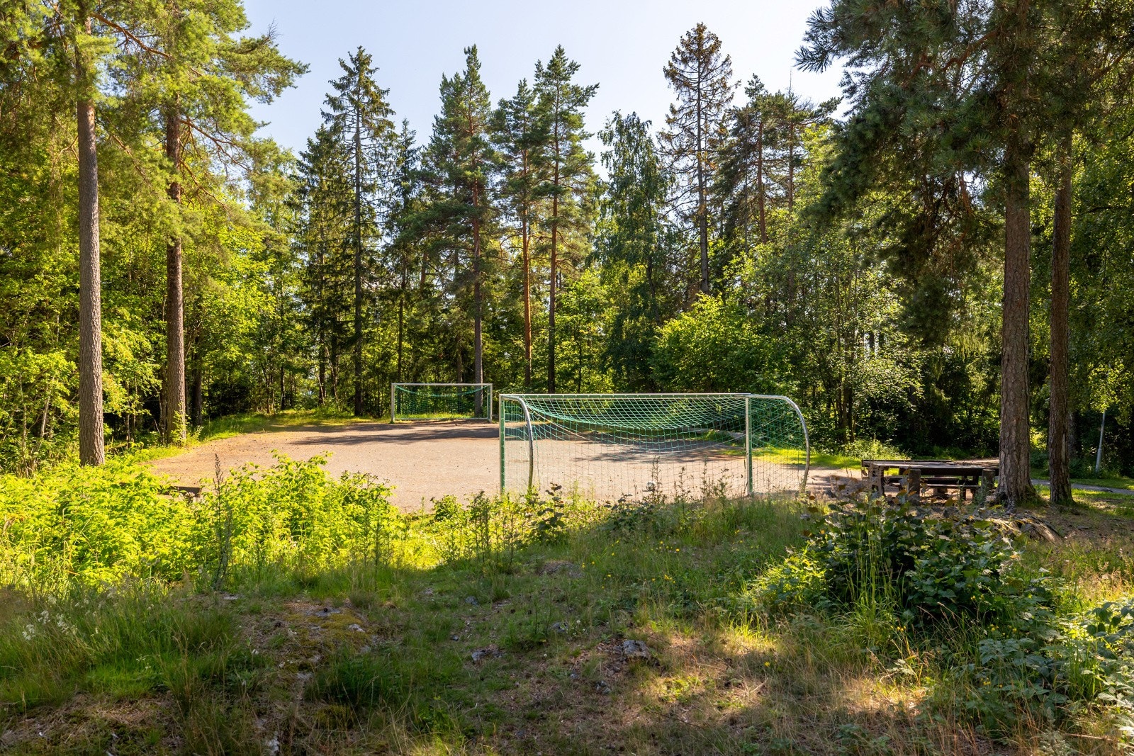 Kragskogen Sandvolleyball Klubb har to baner i Olav Aukrusts vei 20 midt i Kragskogen. Klubben har et av Norges beste anlegg i sin klasse. Alle i nærmiljøet kan bli medlem, og det er gratis Galleribilde