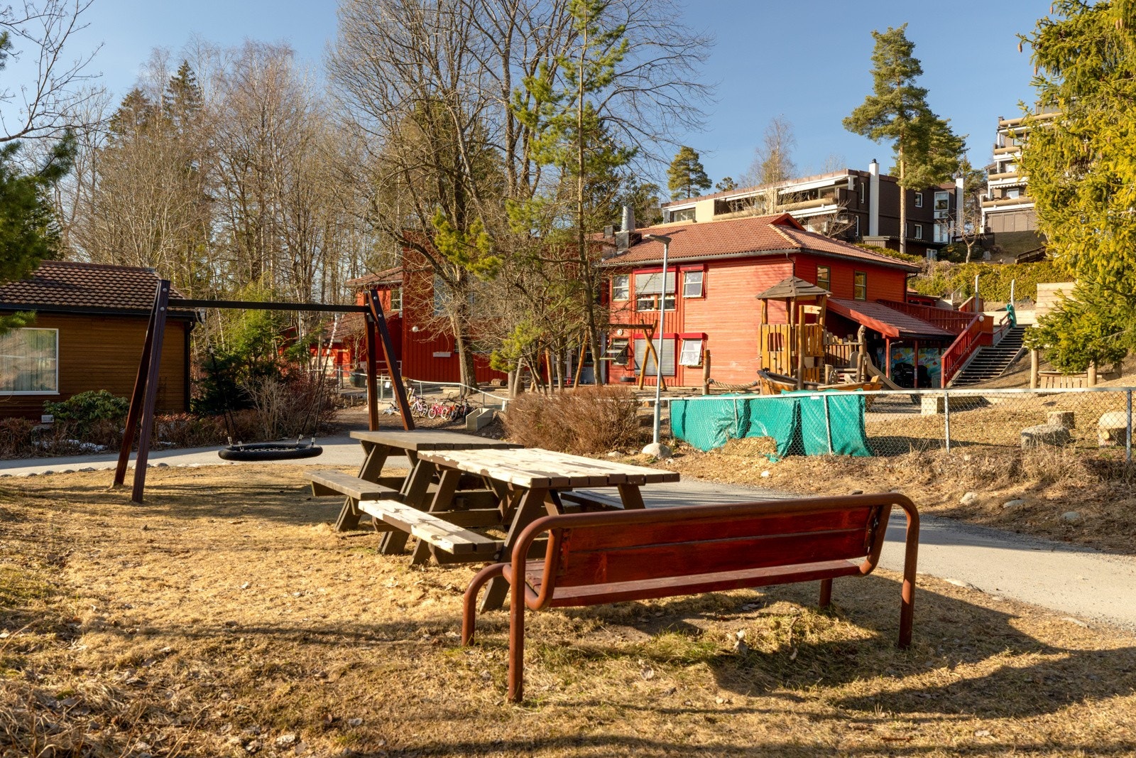 Kragskogen Terrasse har store bilfrie områder, og det er gode muligheter for lek foran boligene, på grøntområdet, i skogen bak bygget og på grusbanen Galleribilde