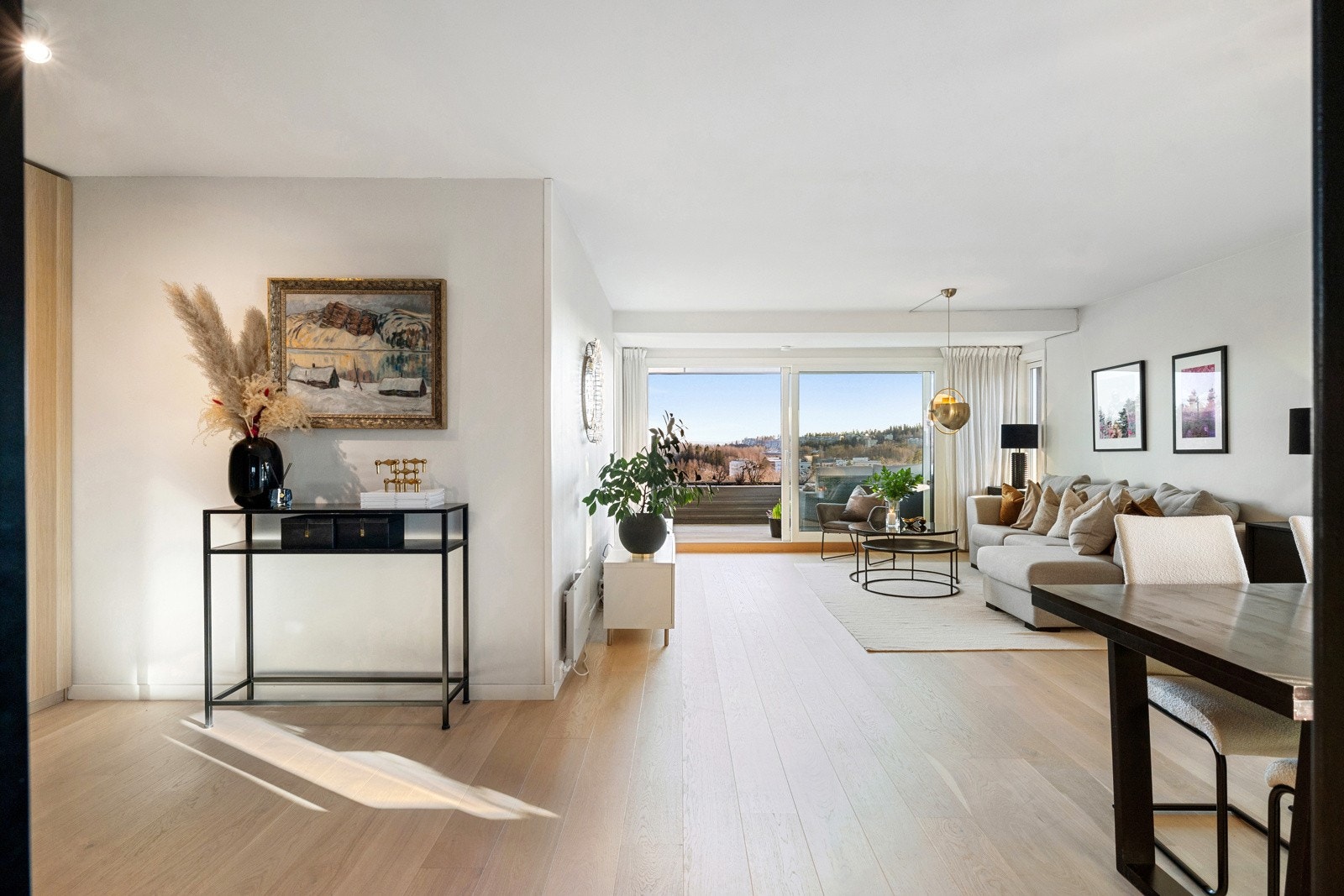 Det er lagt enstavs parkett på gulvet og veggene er lysmalte Galleribilde