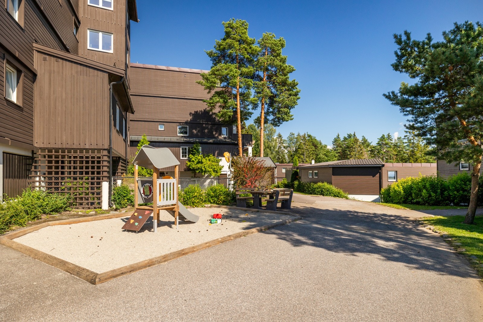 I tillegg har sameiet en liten lekeplass utenfor nr 4. Her finner dere sandkasse, klatrestativ m.m Galleribilde