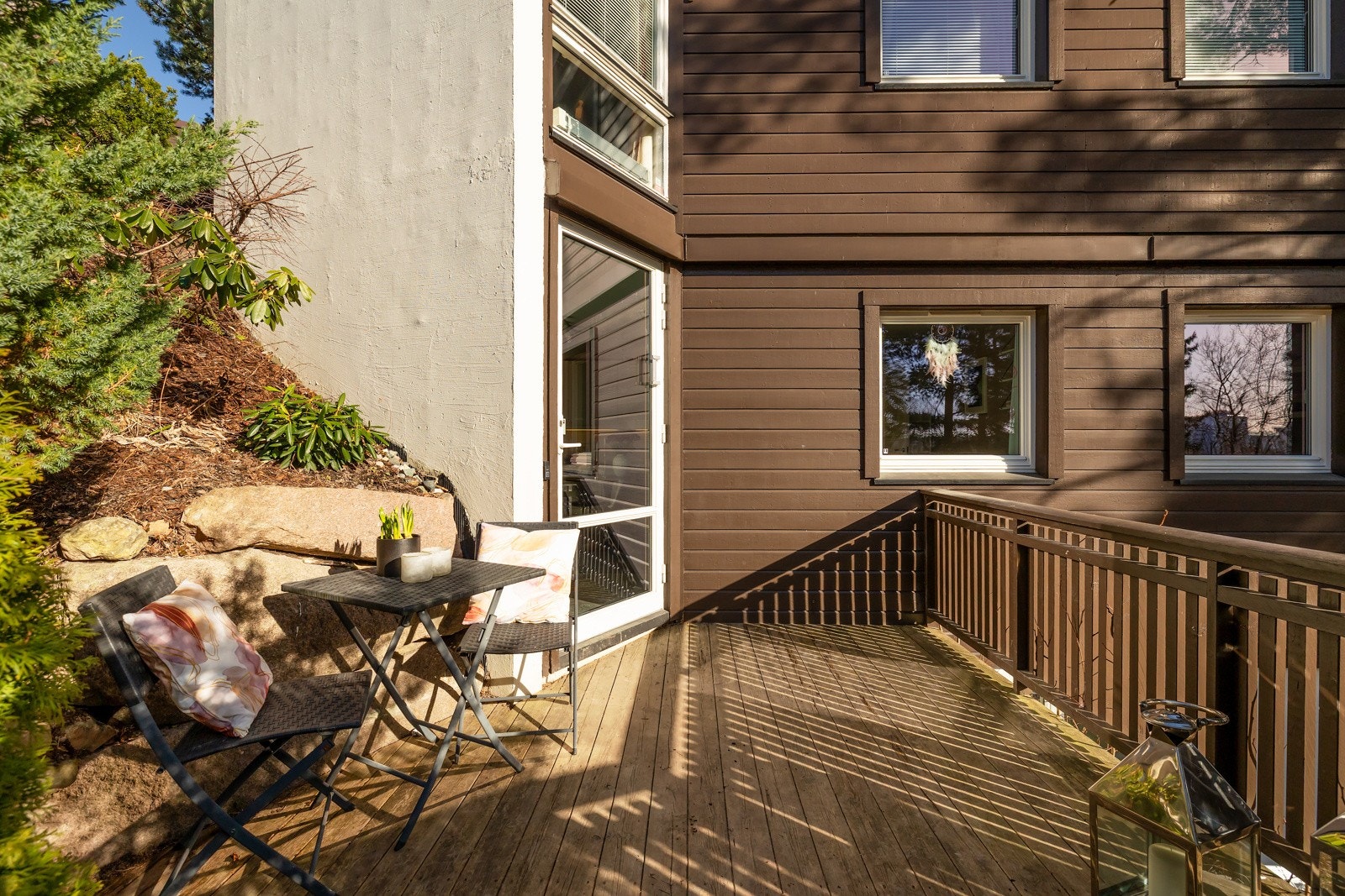 Leiligheten har eget inngangsparti via dør på kjøkken ut på egen platting på ca. 10 kvm Galleribilde