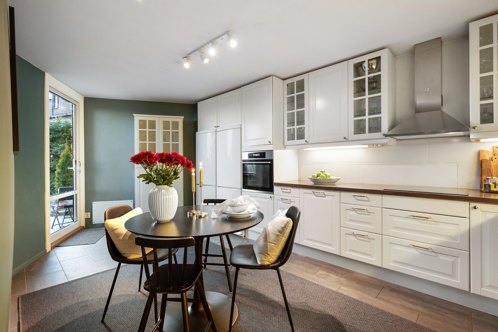 Integrerte hvitevarer består av oppvaskmaskin, induksjonstopp og stekeovn. Kjøleskap er plassert i innredningen og det er montert ventilator med kullfilter. Alle hvitevarer på kjøkkenet medfølger i handelen Galleribilde