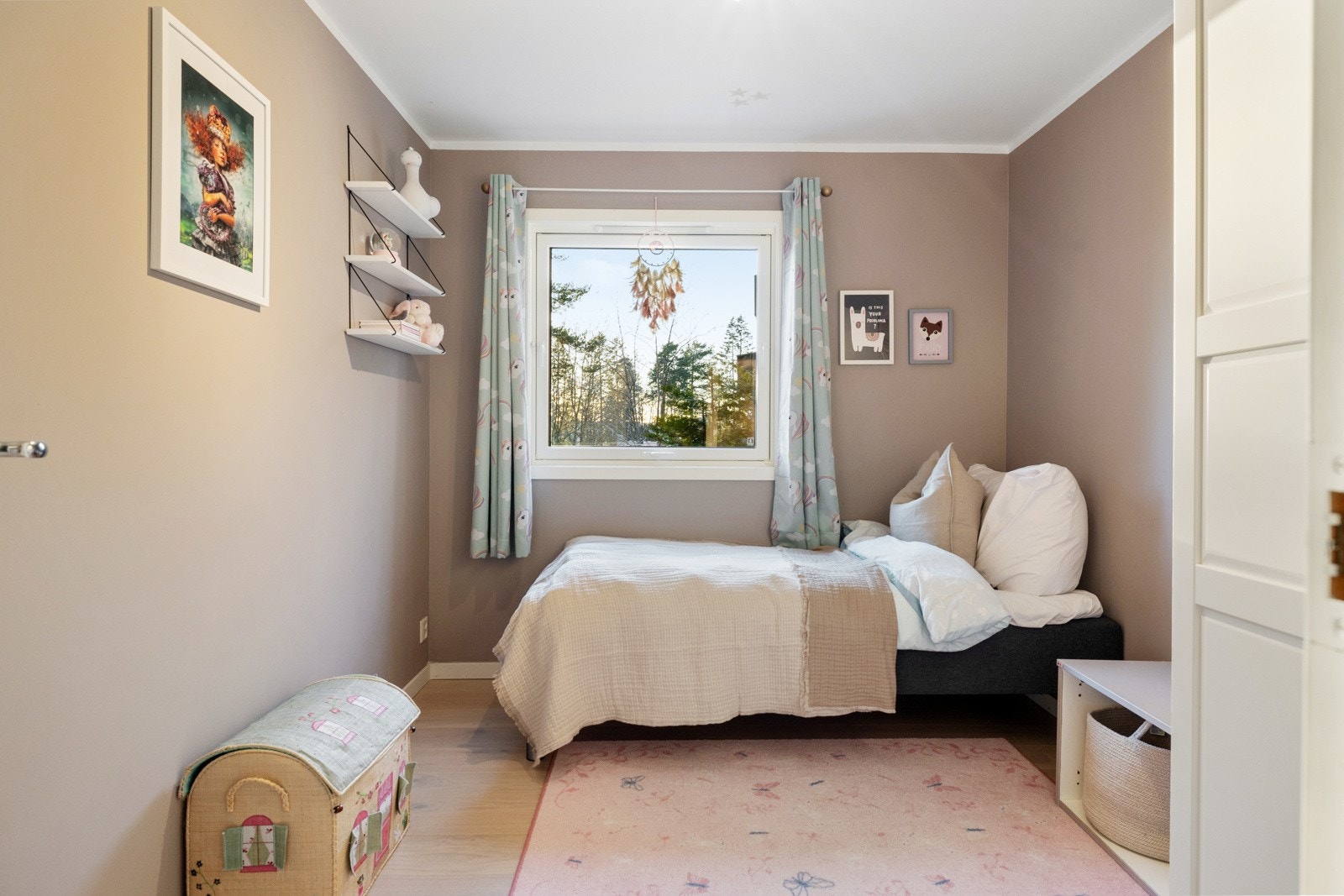 Soverom III har god størrelse og plass til seng, skrivebord og garderobe Galleribilde