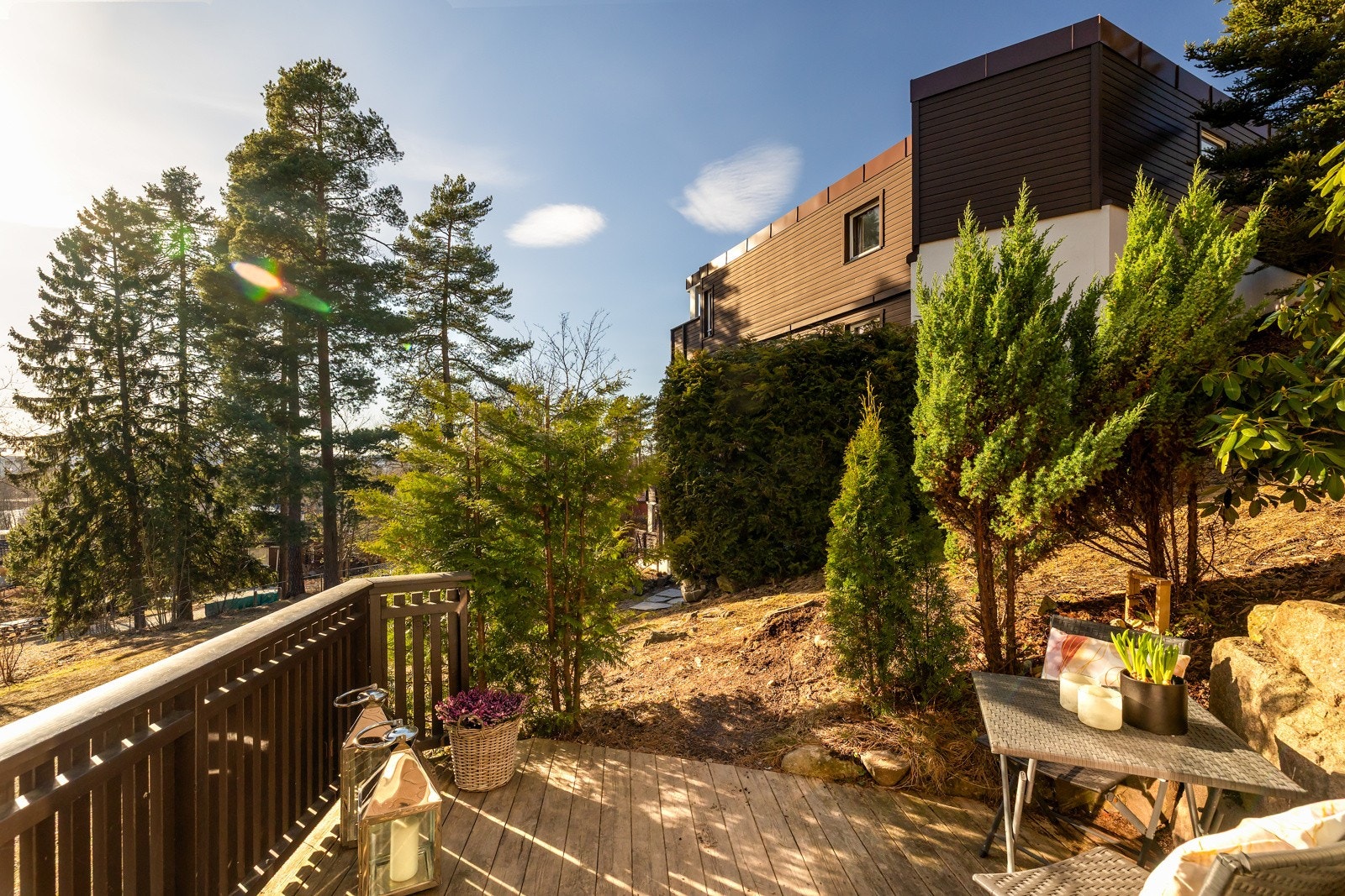 Plattingen har kveldssol og plass til utemøblement Galleribilde