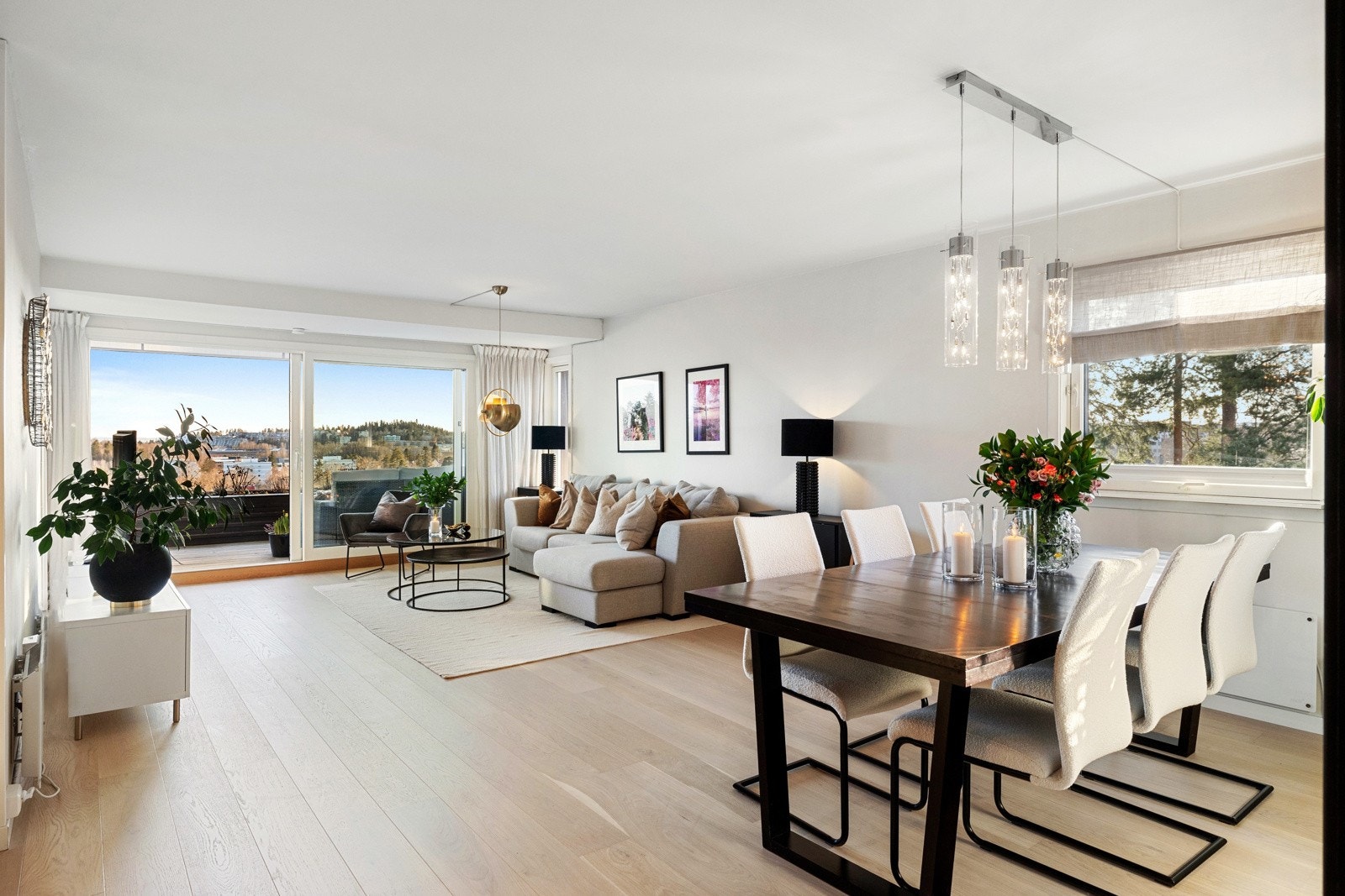 Velkommen til Olav Aukrusts vei 10 - En velholdt og pen 4-roms selveier, beliggende i et veldrevet og barnevennlig sameie i Kragskogen på vestsiden av Holmenkollen Galleribilde