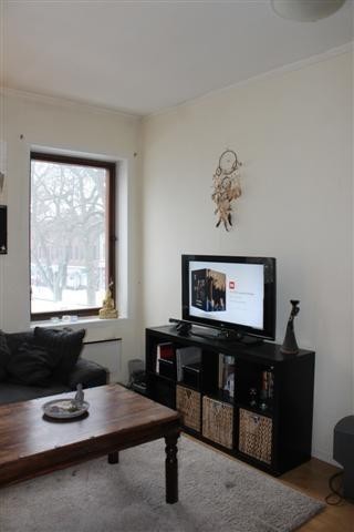 Lys stue som vender ut mot Storgata og torvet. Galleribilde