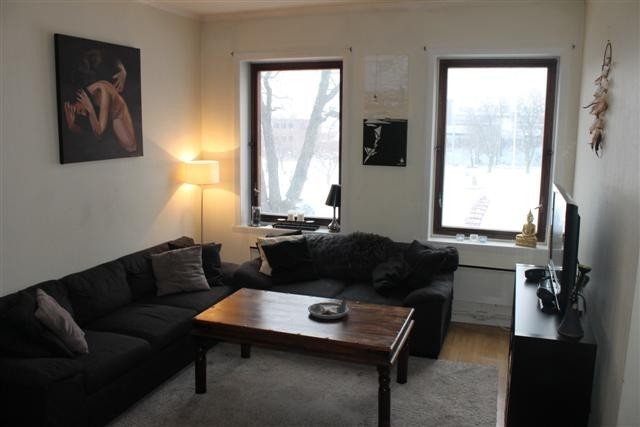 Lys stue som vender ut mot Storgata og torvet. Galleribilde