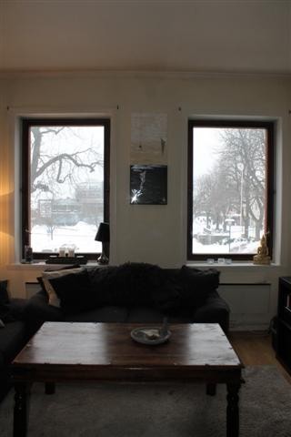 Lys stue som vender ut mot Storgata og torvet. Galleribilde