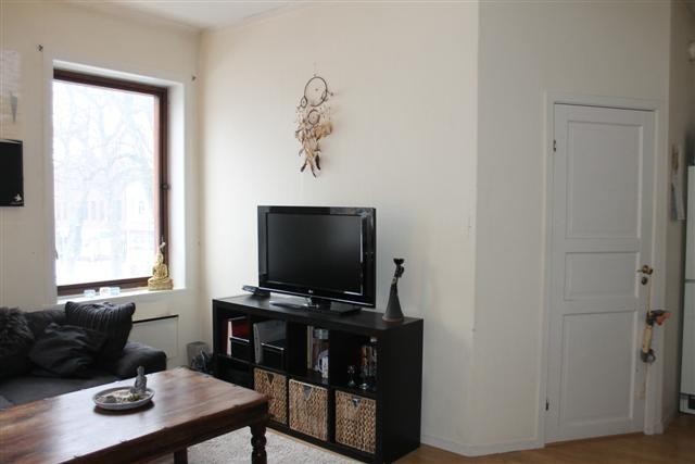 Lys stue som vender ut mot Storgata og torvet. Galleribilde