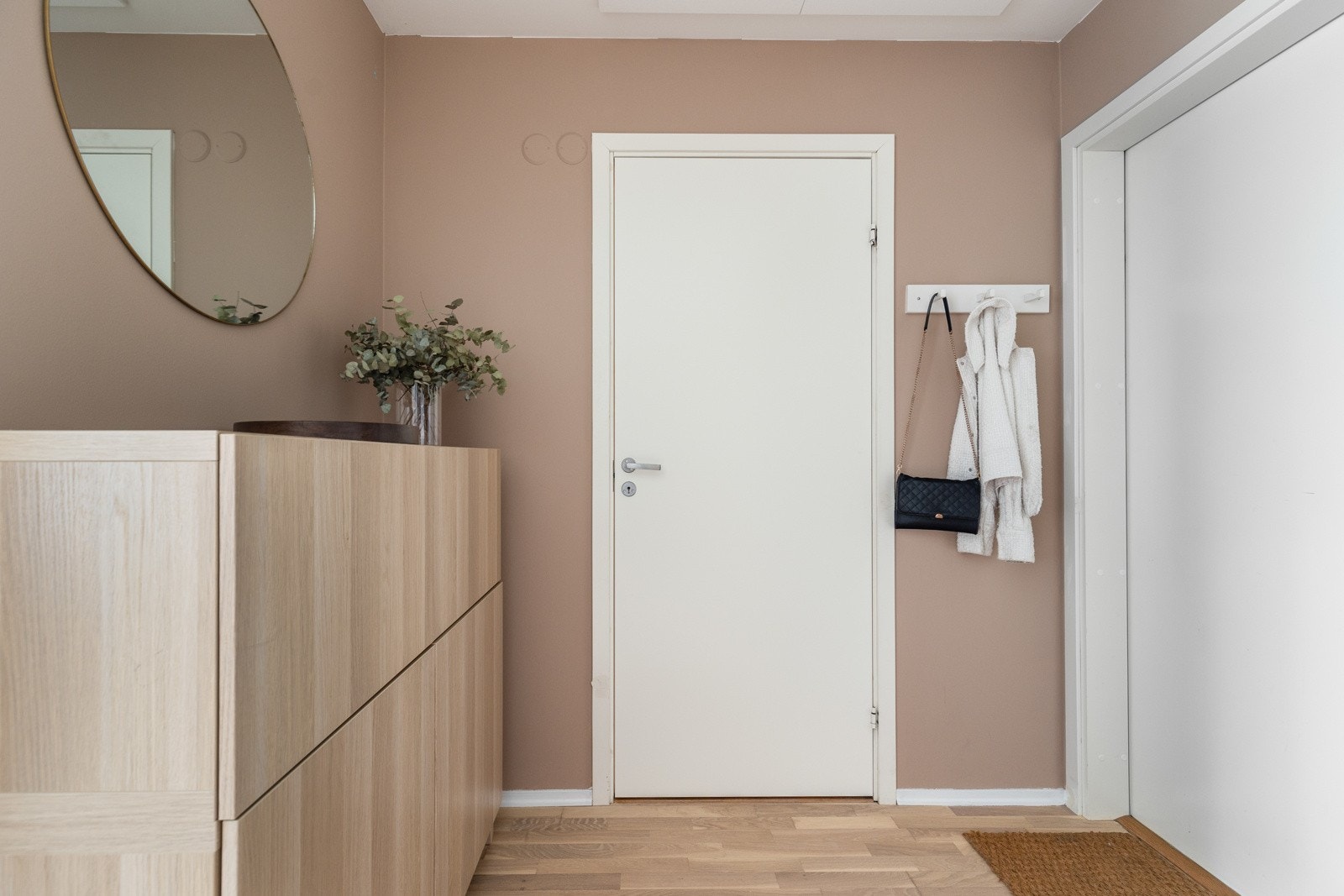 Innbydende entrè med plass til klesoppheng. Galleribilde