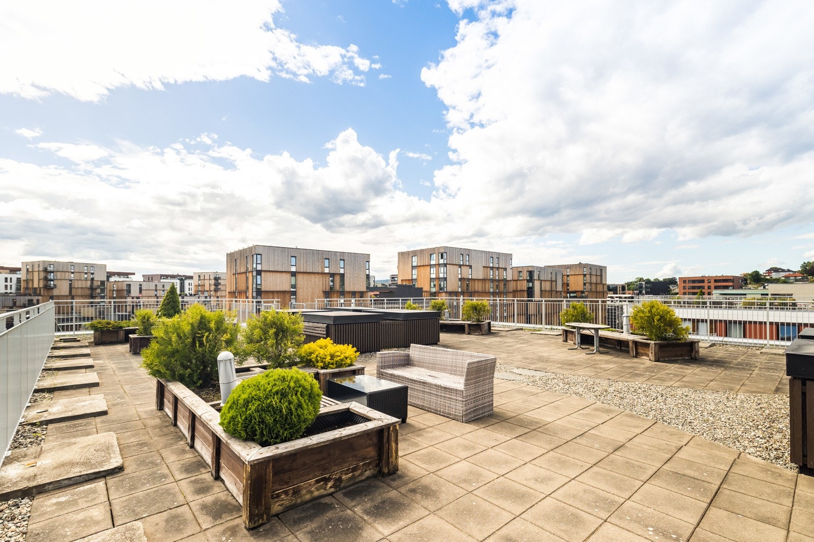 Stor felles takterrasse for beboerne med sol fra morgen til kveld. Galleribilde