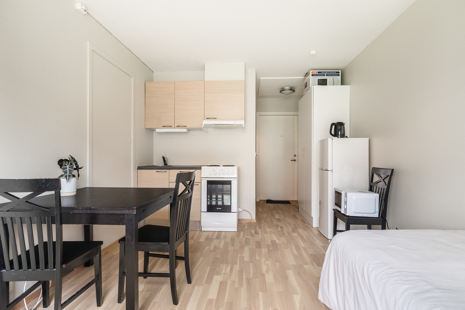 Utleiedelen består av stue/kjøkken i åpen løsning, baderom og entré. Med egen utleiedel skaper det en solid innkomstkilde. Galleribilde