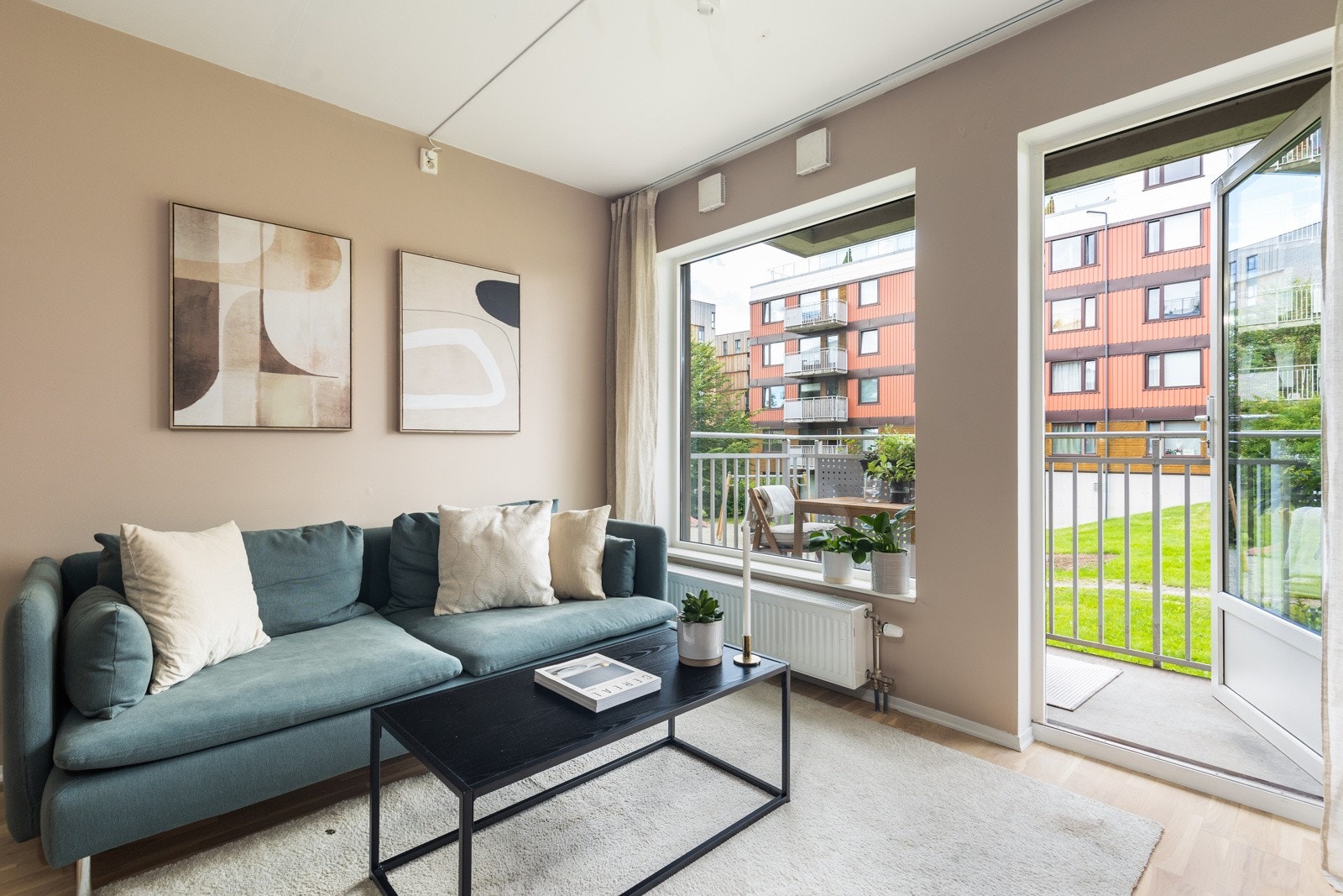 Utgang til balkong og store vindusflater gir godt med lysinnslipp. Galleribilde