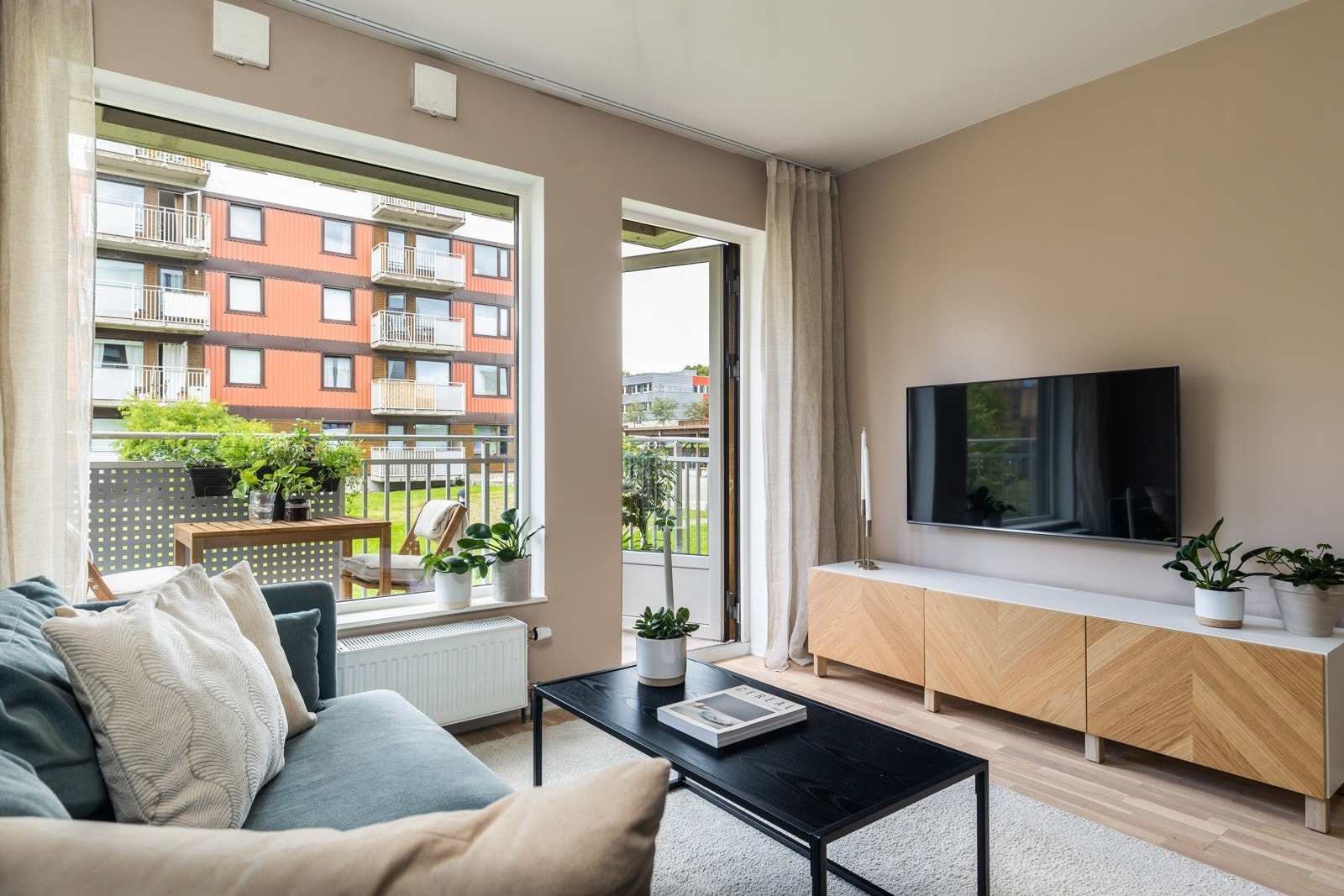 Stuen er malt i moderne farger i 2021. Galleribilde